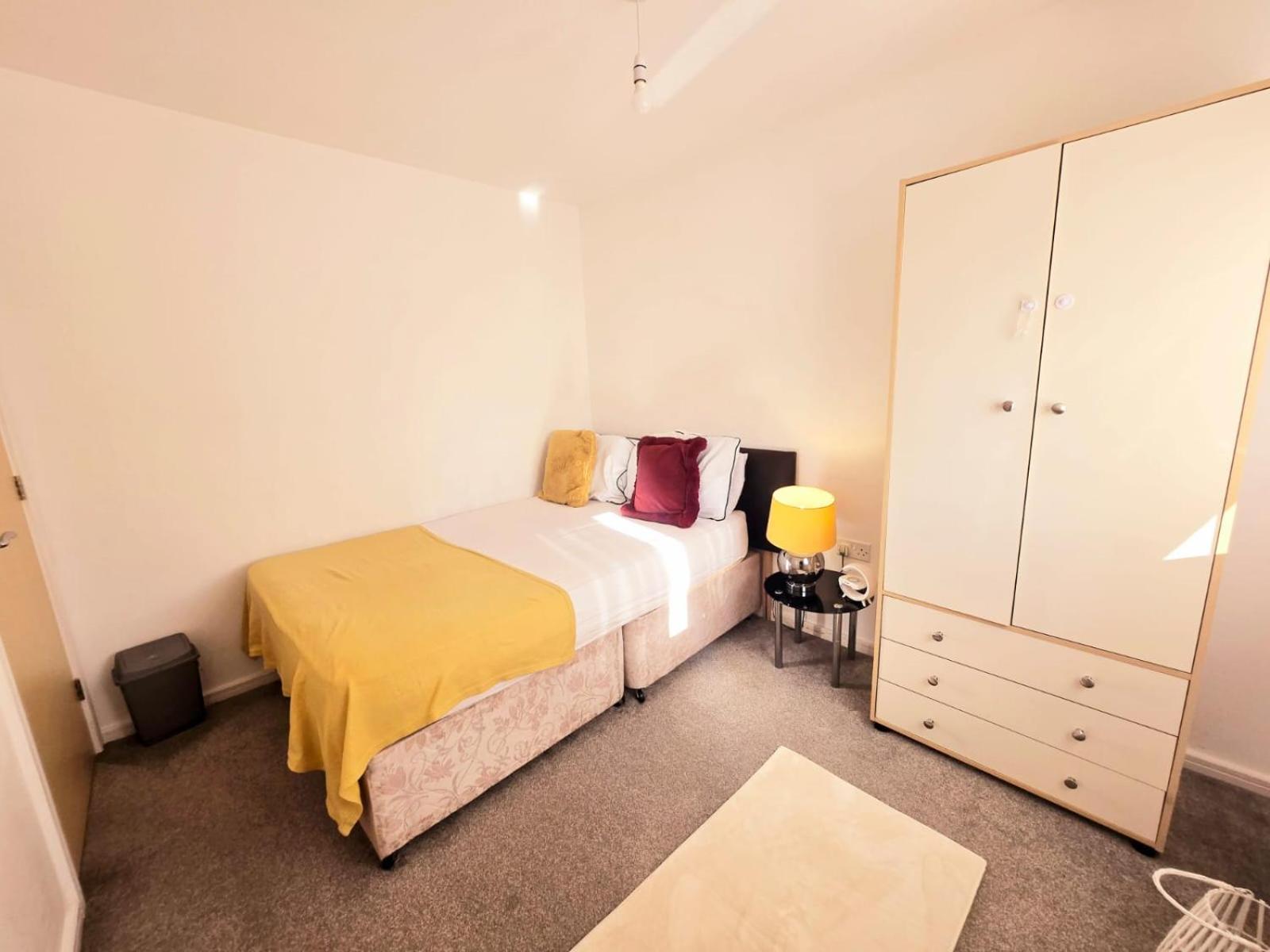 Charming Room, Shared House Homestay *