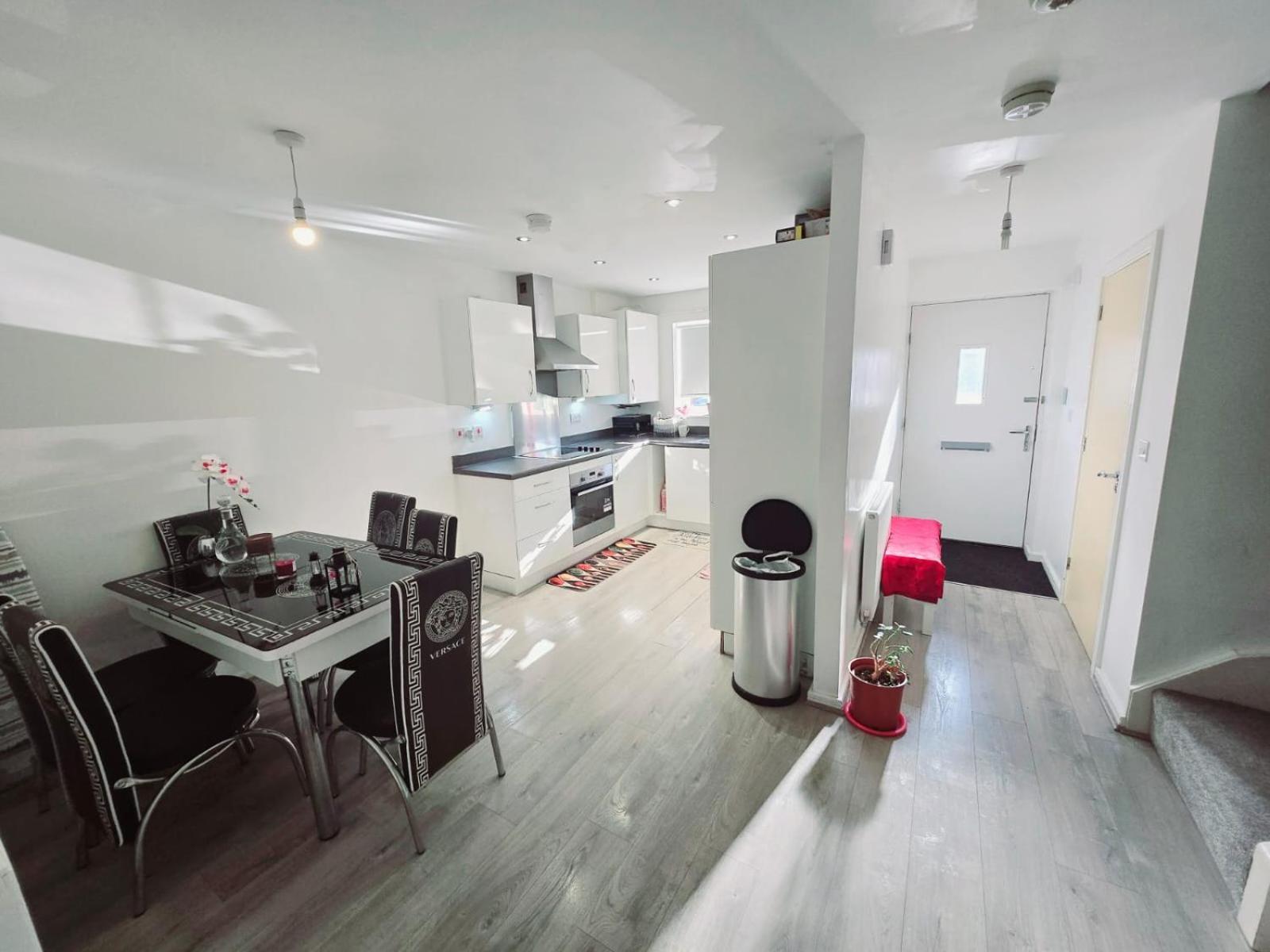 Charming Room, Shared House