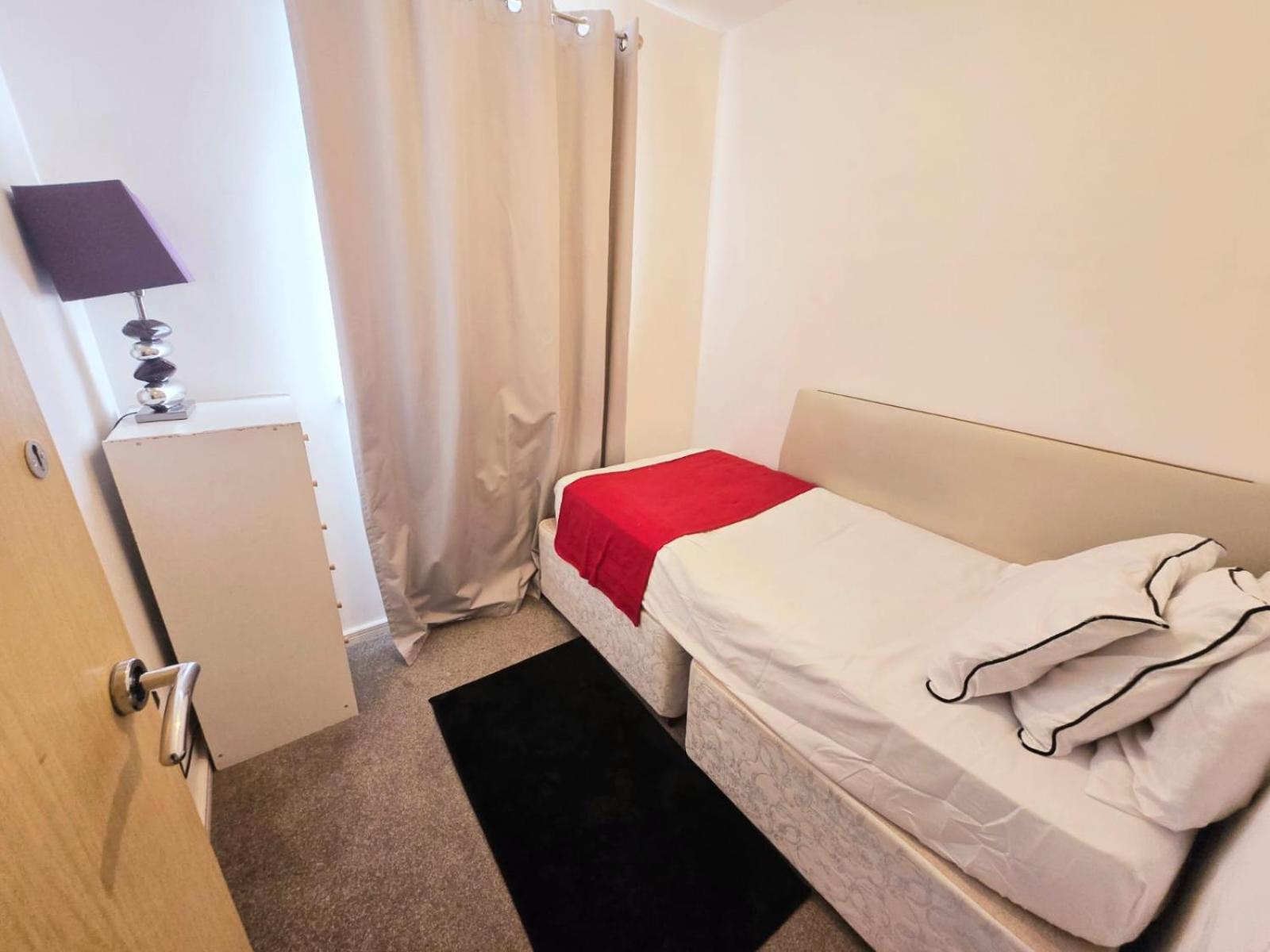 Charming Room, Shared House Oldham